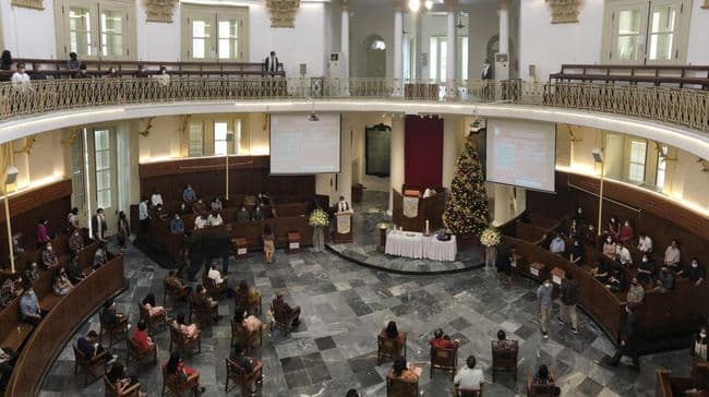 Menyingkap Makna Warna Liturgi Natal 2025: Mengapa Serba Putih dan Emas?